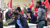 Şehit Annesi ve Kız Kardeşleri Yürekleri Dağladı