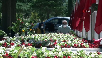 Şehitlikte duygulandıran bayramlaşma