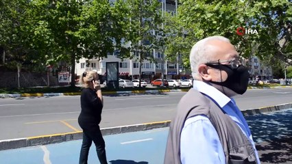 Sokağa akın eden yaşlılar: “2 ay, 3 ayda içeride kalsak sonumuz huzurlu olsun”