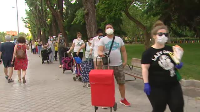 Las colas del hambre se alargan en los barrios obreros de las grandes ciudades
