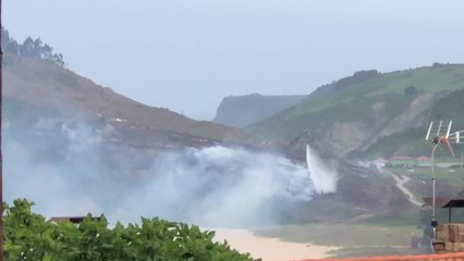 Download Video: Labores de extinción del incendio en la playa de Rodiles