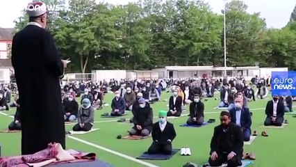 Almanya'da bayram namazı Covid-19 önlemleri kapsamında futbol sahasında kılındı