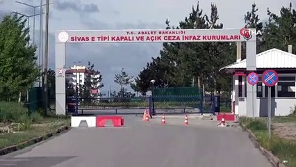 Tedavi için hastaneye götürüleceği sırada yere düşüp hayatını kaybetti