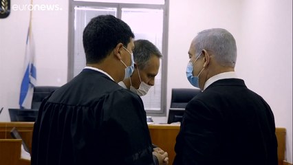 شاهد: جلس القضاة ولم يجلس نتنياهو على "مقعد المتهمين" حتى خروج عدسات المصورين