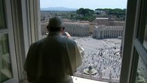 El papa imparte de nuevo su bendición a los fieles en la plaza de San Pedro