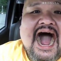 Il mange une glace d'un coup  et a mal au cerveau !