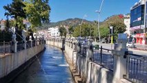 Marmaris polisi sokağa çıkan yaşlılara su dağıttı