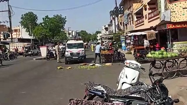पुलिस की प्रताड़ना से तंग आकर ,फल विक्रेता ने सड़क पर फेंके फल