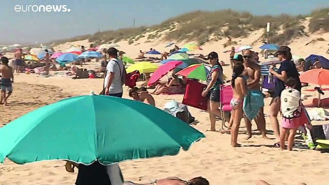 Portugueses desconfinam na praia