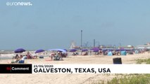 شاهد: مئات العائلات تستمتع بأشعة الشمس على شواطئ تكساس
