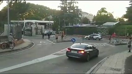 Cantan 'La muerte no es el final' delante de La Moncloa en honor a las víctimas del coronavirus