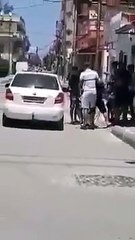 شاهد  كمال رزيق يوزع الكنامات على أبناء حيه صبيحة العيد بكل تواضع