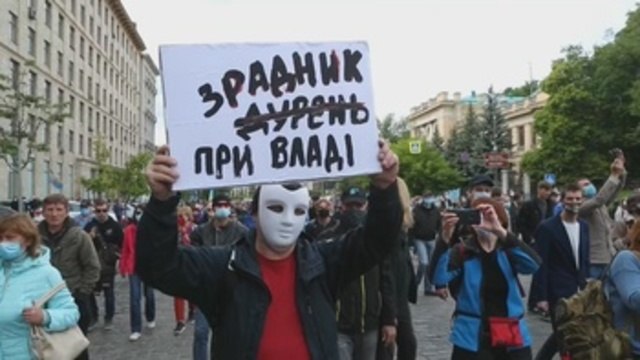 Manifestantes acusan a Zelenski de concesiones Rusia