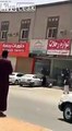 Personne ne peut stopper ce Taureau dans les rues en Arabie Saoudite !