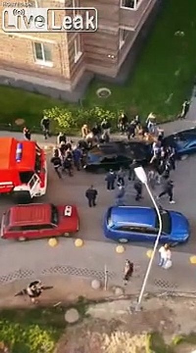 Ces piétons soulèvent une voiture pour laisser passer les pompiers !