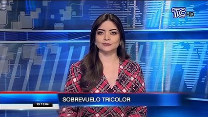 Fuerza Aérea sobrevuela la bandera del Ecuador