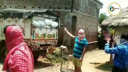 লকডাউনে গ্রামেই চলছিল বেআইনি আটার কারবার,আটা বোঝাই গাড়ী আটকে পুলিশের হাতে তুলেদিলেন গ্রামবাসীরা,আটক অভিযুক্ত।