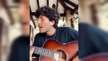 Sebastian Yatra cantando Bajo la Mesa