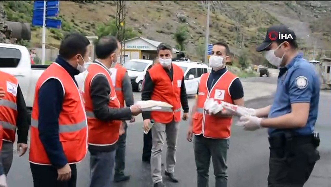 Kızılay ekibinden güvenlik güçlerine bayram ziyareti