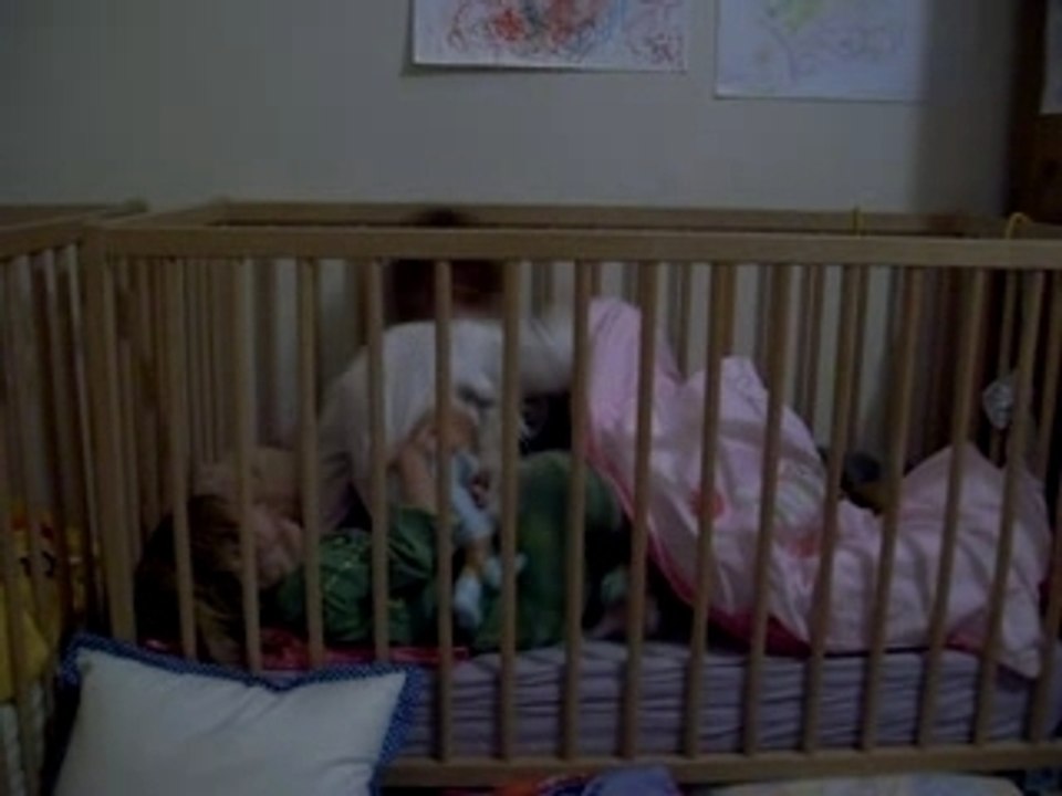 les enfants s'amusent dans le lit