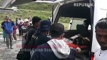 Petugas melakukan evakuasi terhadap dua petugas yang tertembak oleh Kelompok Kriminal Bersenjata (KKB) di Kabupaten Intan Jaya, Papua.