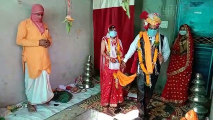 रतलाम में हुआ अनोखी शादी, बारातियों को गिफ्ट में दिए मास्क व सैनिटाइजर, WATCH VIDEO