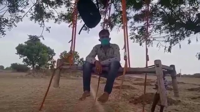 अहमदाबाद से लौटा प्रवासी मजदूर गांव से 2 किमी दूर खेत में पेड़ पर झूला डालकर हुआ क्वारंटीन