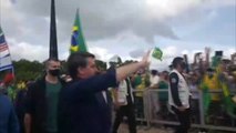 Bolsonaro ignora recomendaciones y se mezcla en multitudinaria manifestación