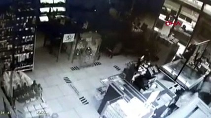 Marketten içki ve sigara hırsızlığı kamerada