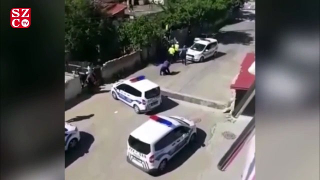 Evlerinin bahçesinde oturan vatandaşlara polis ekiplerinin sert müdahalesi dikkat çekti