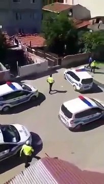 Polis şiddeti kamerada: ''Şerefsizler içeriye girsenize!''