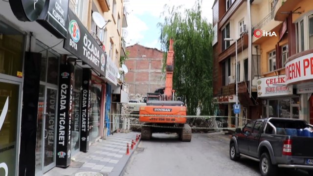 Depremde ağır hasar gören bina kontrollü olarak yıkılıyor