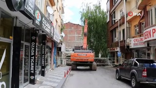 Depremde ağır hasar gören bina kontrollü yıkılıyor