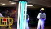 En Singapur 'exterminan' al coronavirus en un centro comercial usando un robot con luz ultravioleta 