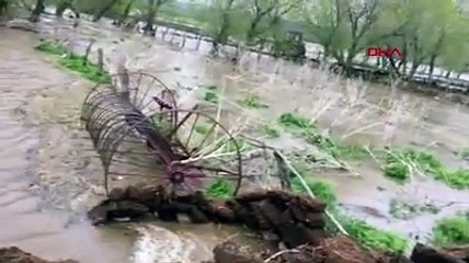 Göle'de dere taştı, mahsur kalanlar kepçeyle kurtarıldı