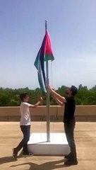 ولي العهد يشارك الأردنيين في رفع العلم