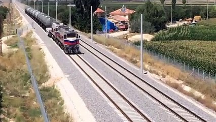 Büyük yük taşıyan iki lokomotifli yakıt treni