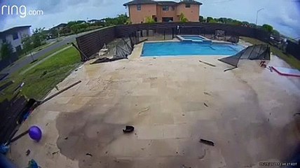 Un accident de voiture qui passe par une piscine