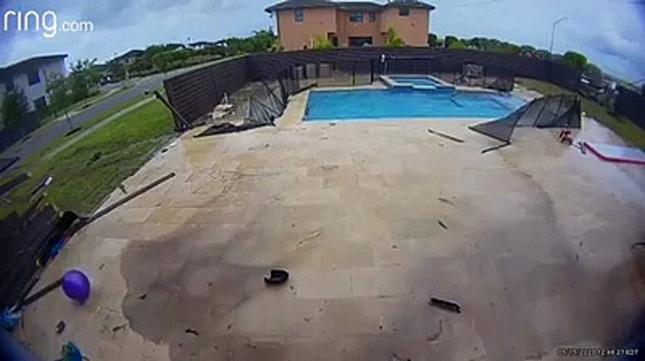 Un accident de voiture qui passe par une piscine