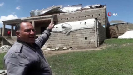 Fırtına çatıları uçurdu