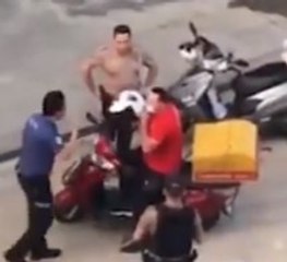 Kadıköy'de polis kuryeyi böyle darp etti