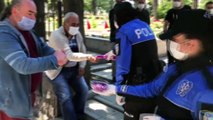 Polis ekipleri Edirnekapı Şehitliği’ni ziyaret eden aileleri yalnız bırakmadı