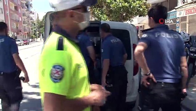 Uyuşturucu ve tüfeği yakalatacağını anlayınca yaya olarak kaçmaya çalıştı