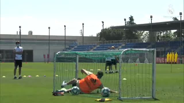 Zidane sigue entrenando con grupos de ocho jugadores