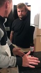 Il réussit à retirer le billet sans la toucher, la renverser la bouteille ni la casser