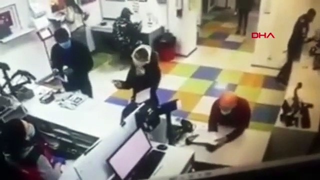 Maske takması istenen kadın külodunu maske yaptı