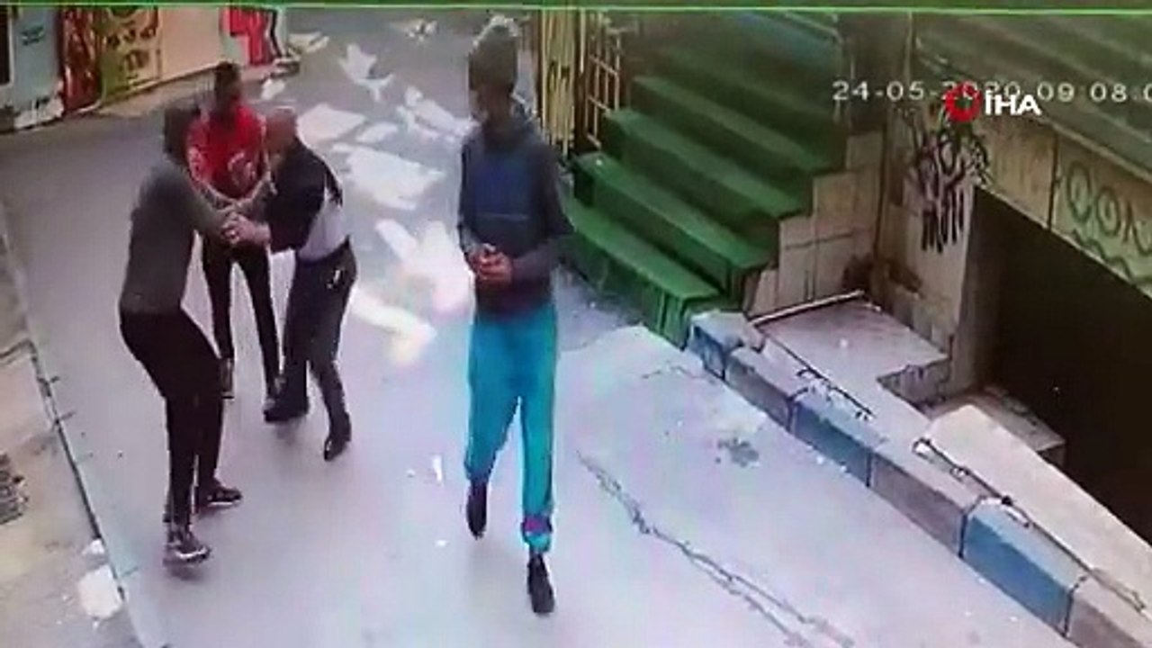 Beyoğlunda bayram sabahı yaşlı adamın gasp edildiği anlar kameralara yansıdı