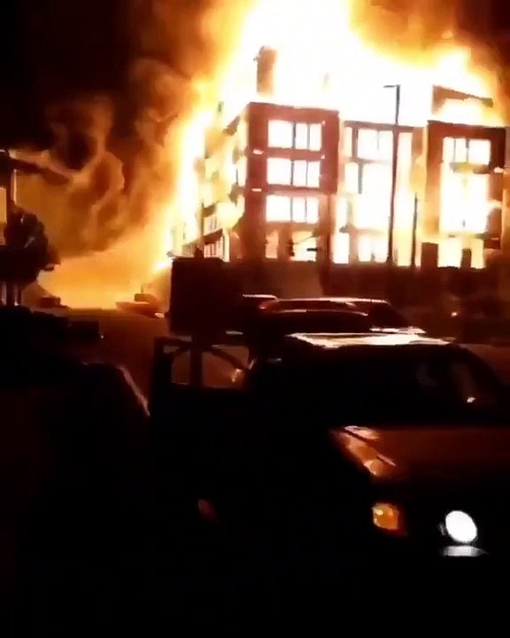 Manifestantes  prenden fuego comisaría de Minneapolis en venganza por la muerte de George Floyd