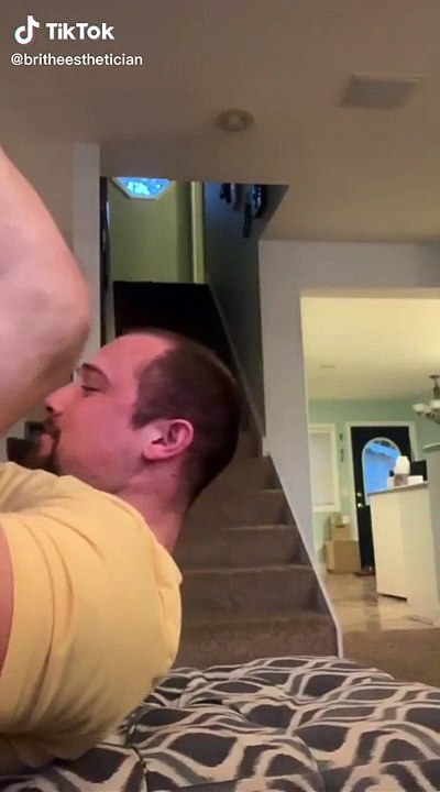 Il laisse sa femme esthéticienne l'épiler à la cire... AIE !