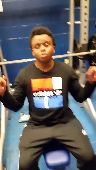Fier il essaye la muscu à la salle de sport... raté !